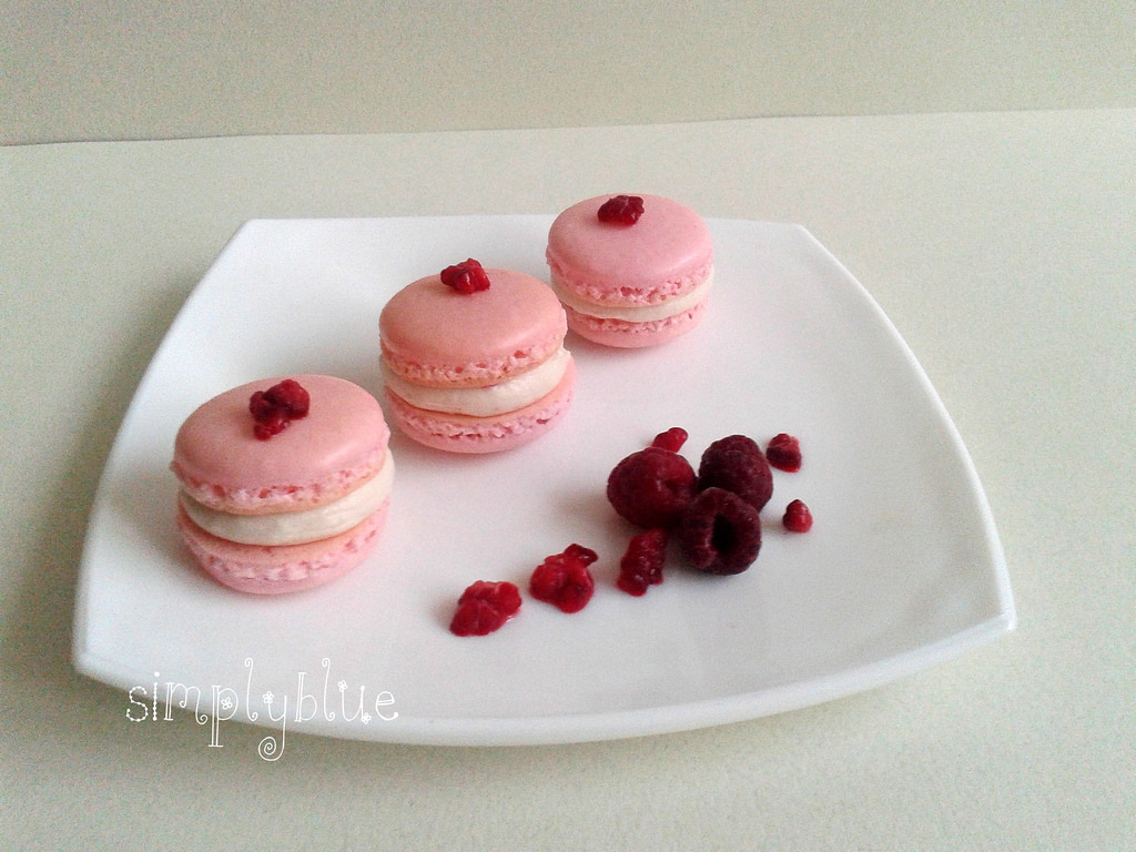 raspberry macarons