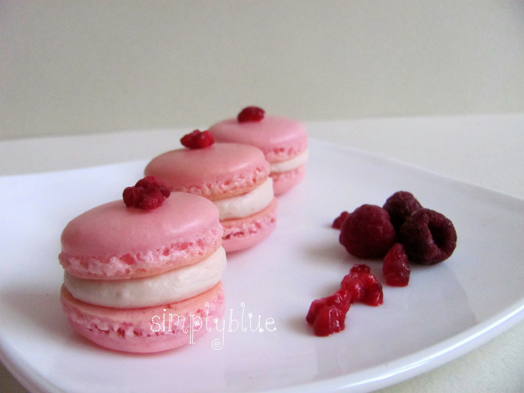 raspberry macarons