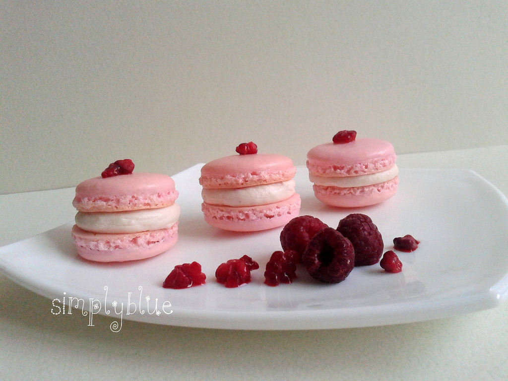 raspberry macarons
