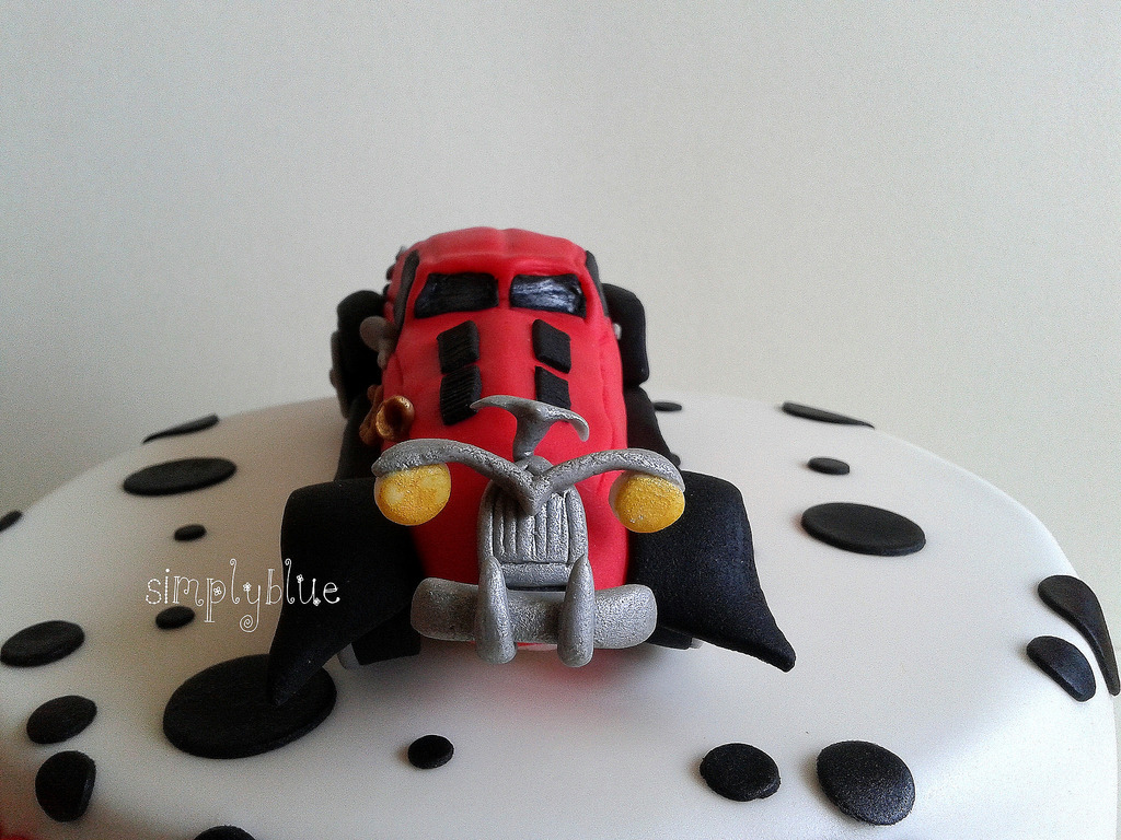car Cruella de Vil cake