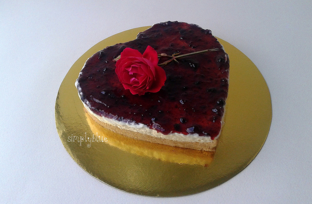 Cheesecake with blueberry jam