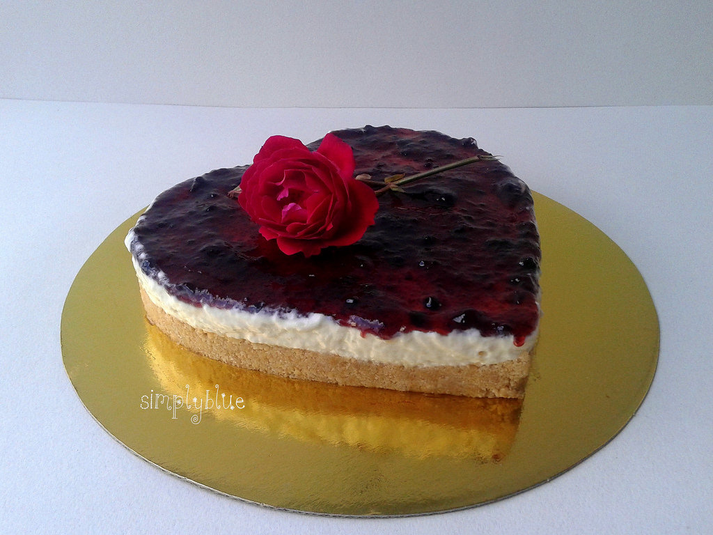 Cheesecake with blueberry jam