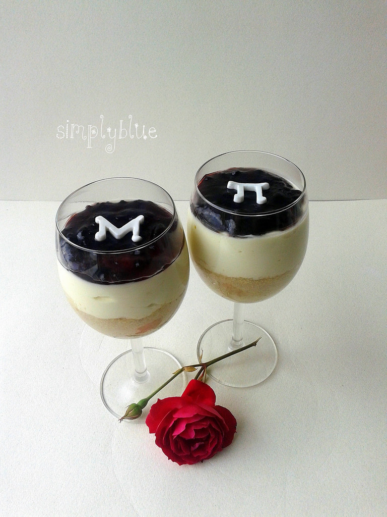 Cheesecake with blueberry jam