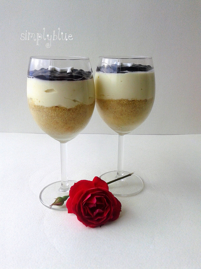 Cheesecake with blueberry jam