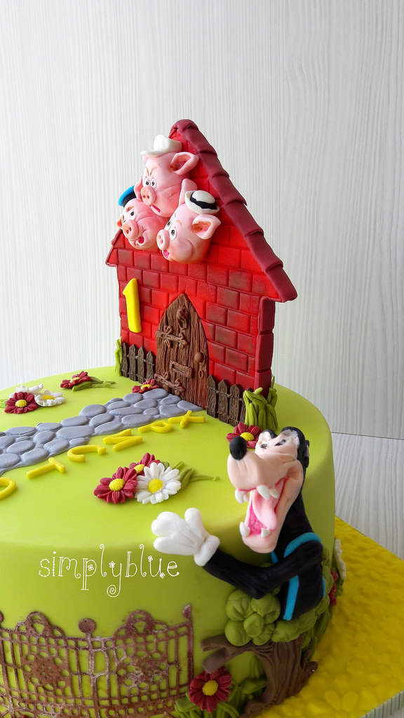 The Three Little Pigs cake