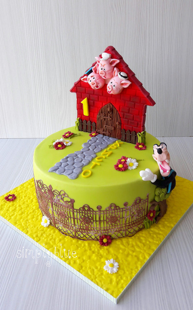 The Three Little Pigs cake
