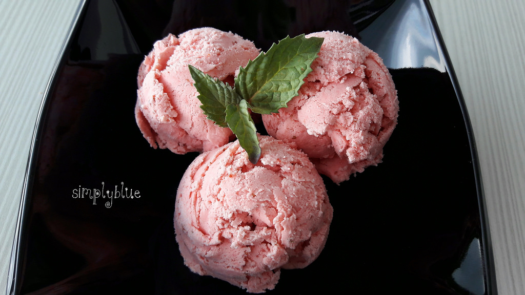 homemade strawberry ice cream with mascarpone