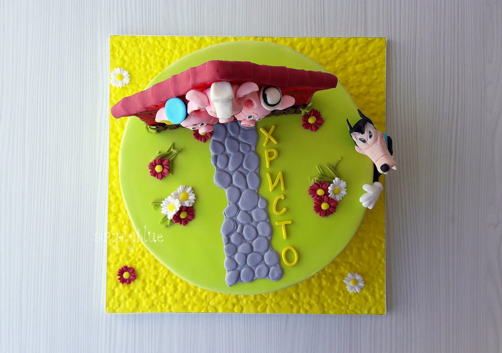The Three Little Pigs cake