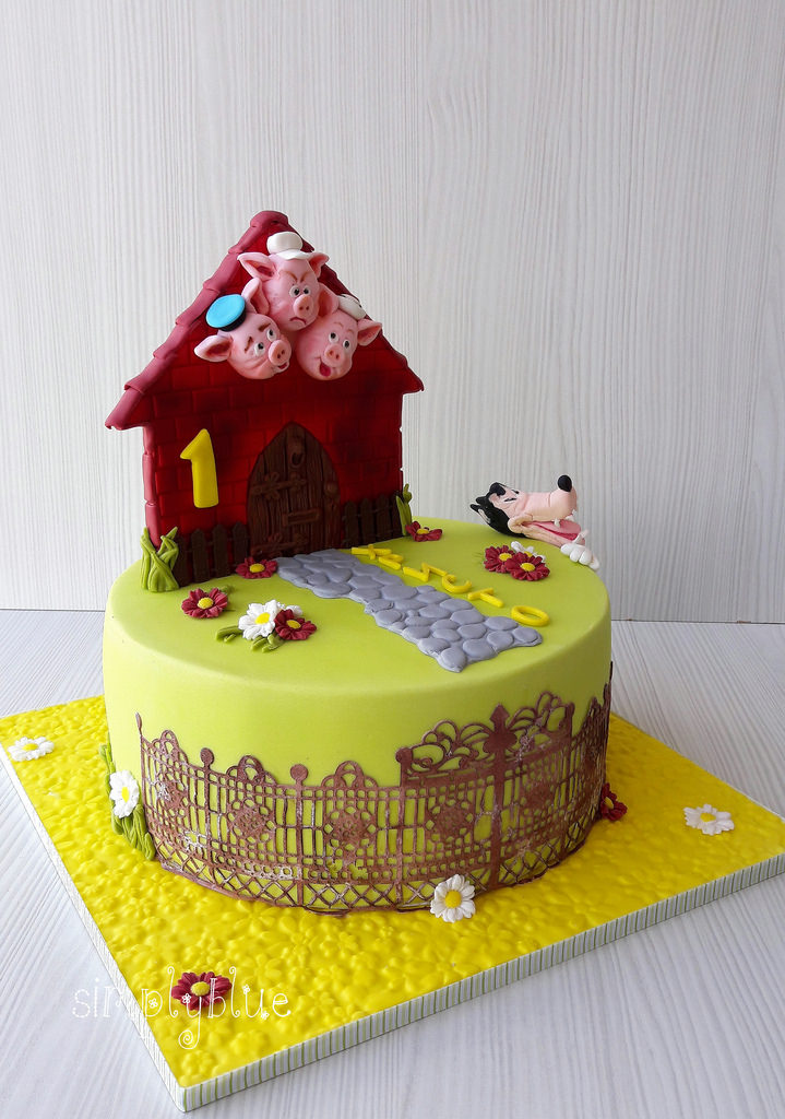 The Three Little Pigs cake