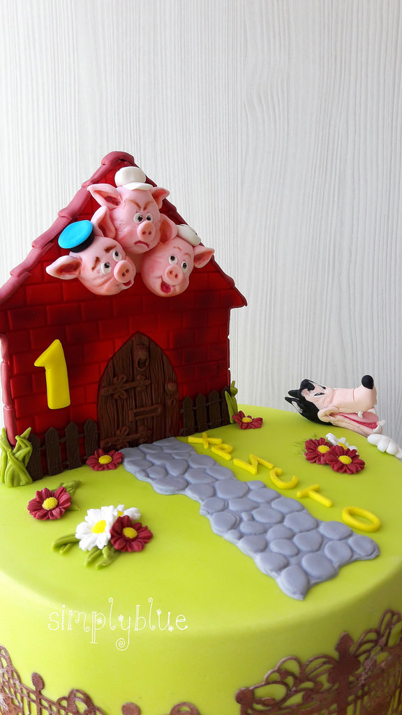 The Three Little Pigs cake