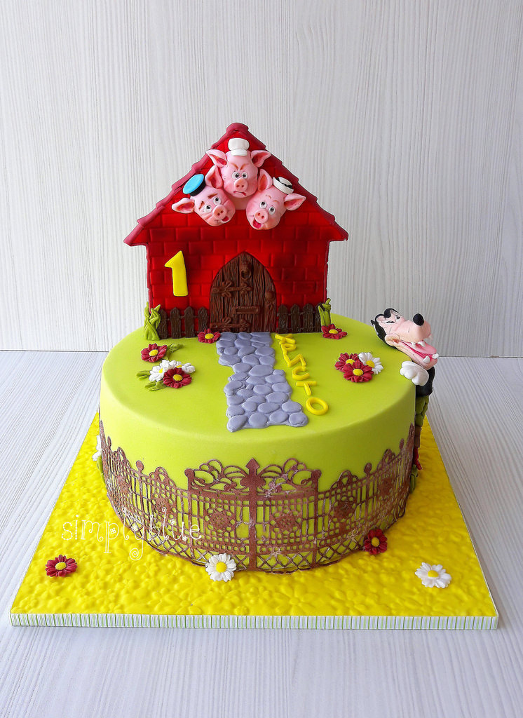 The Three Little Pigs cake