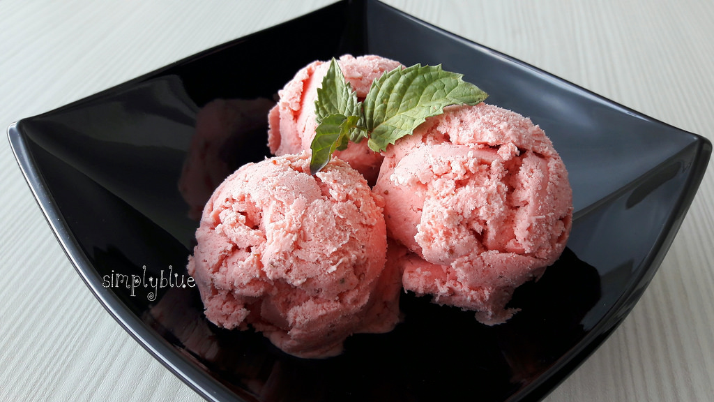 homemade strawberry ice cream with mascarpone